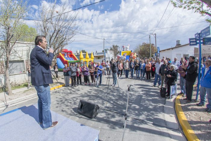 Soria inauguró el pavimento en el Barrio Central