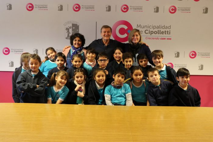 El intendente, Aníbal Tortoriello, recibió la visita de alumnos de la Escuela Descubrir