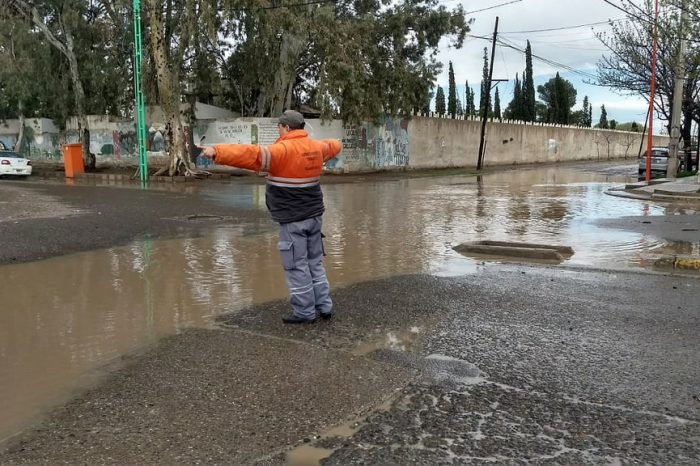 El Municipio de Cipolleti realiza tareas de mantenimiento y asistencia a sectores afectados por la lluvia