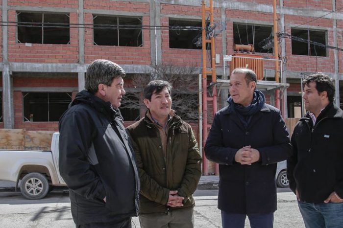 El gobernador recorrió obras en Zapala