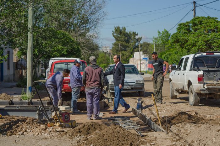 Sigue construcción de cordón cuneta en Tiro Federal