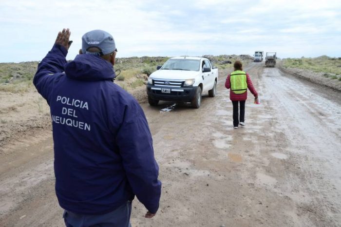 En operativos nocturnos multan y notifican a vecinos que arrojan basura en la meseta