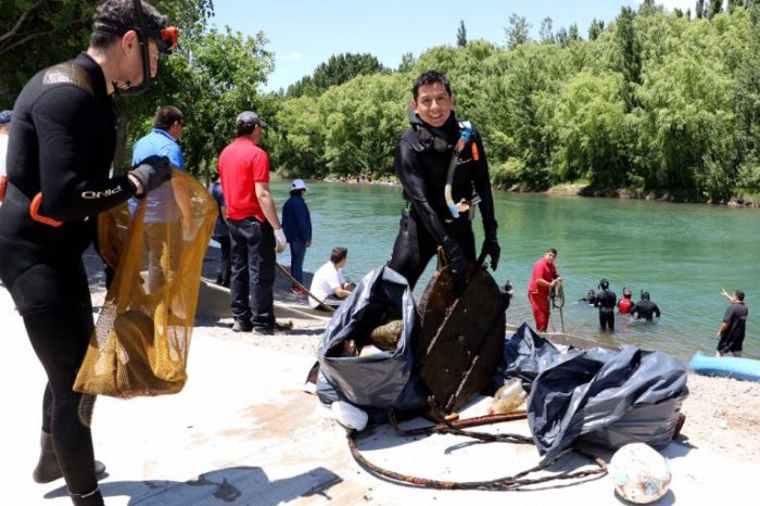 En operativo con buzos sacan menos basura del Limay