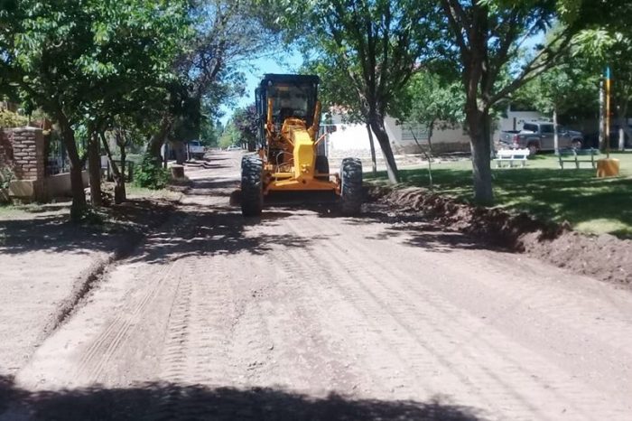 Continúa la limpieza y reparación de calles en Centenario