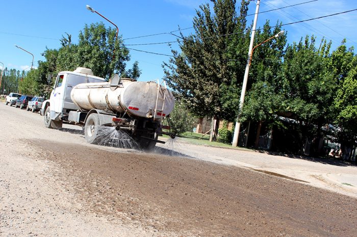 Cipolletti: Afirman que le agua de riego en calles de ripio no es tóxica