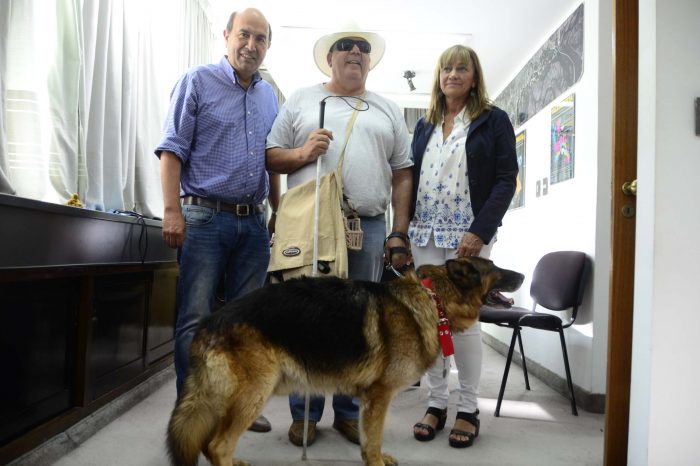 Entregan autorización a no vidente para que su perro lazarillo lo acompañe a todas partes