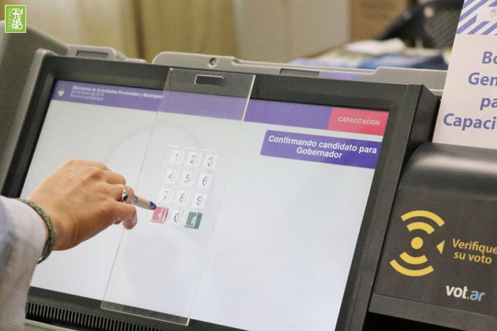 Centenario continúa capacitando en voto electrónico