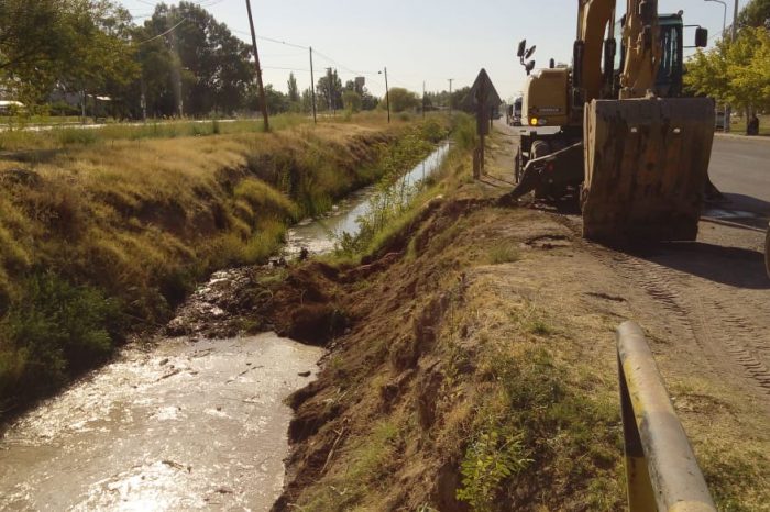 Limpian otra vez el canal de calle San Martín y retiran más de 10 mil kilos de basura