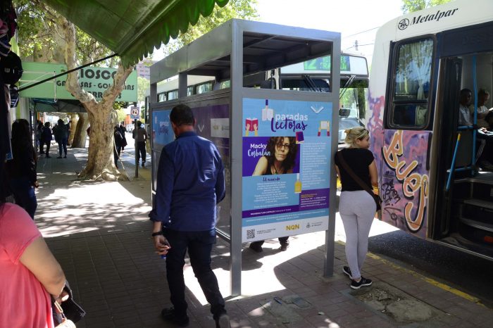 Día de la Mujer: nuevo mural en el Paseo de la Costa y paradas lectoras con poemas de escritoras neuquinas