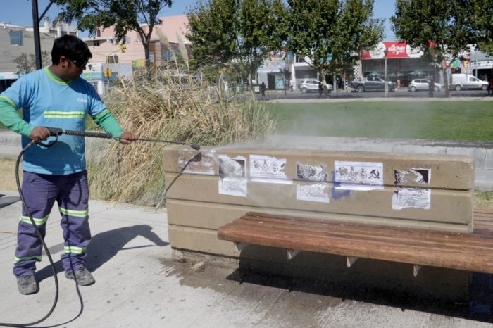 Eliminan pegatinas antisemitas en el Parque Central