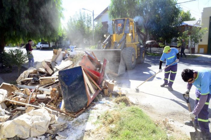 Operativo de limpieza puerta a puerta se realiza en forma simúltanea en Limay y Cuenca XV