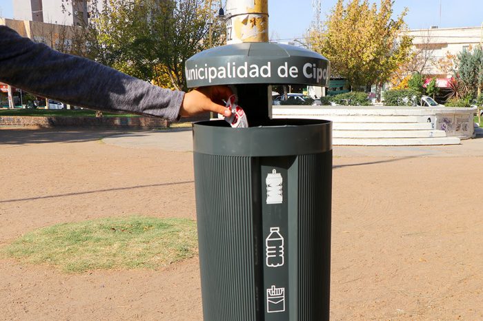 Cipolletti continúa instalando cestos papeleros en la ciudad