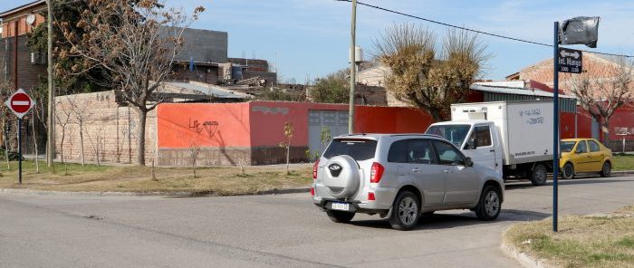 Seguridad vial: cambian a mano única calles del barrio Limay