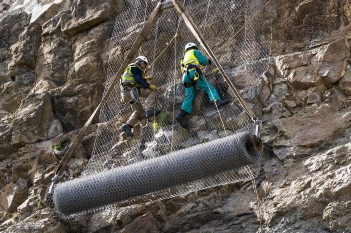 Comenzaron las tareas de protección de la ladera en la ruta 40, a la altura de Brazo Huemul