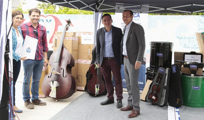 Gutiérrez entregó instrumentos musicales para orquestas y ensambles