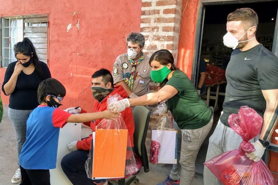 Refuerzo De útiles Y Entrega De Bolsones De Mercadería La Logística Solidaria De La Asociación 0389