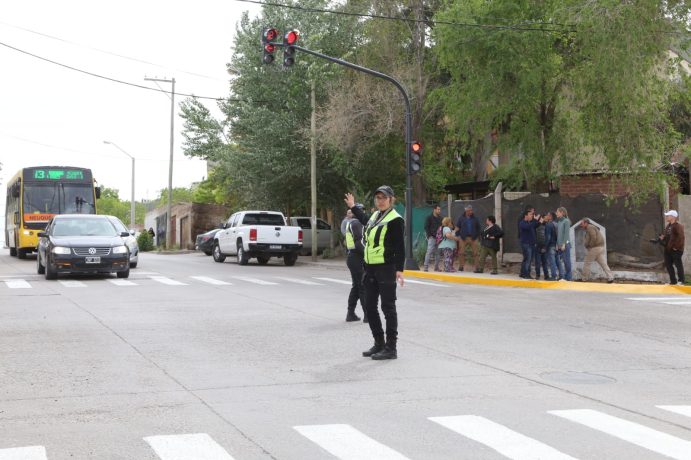 El Municipio puso en funcionamiento un nuevo semáforo en la esquina de República de Italia y Catriel