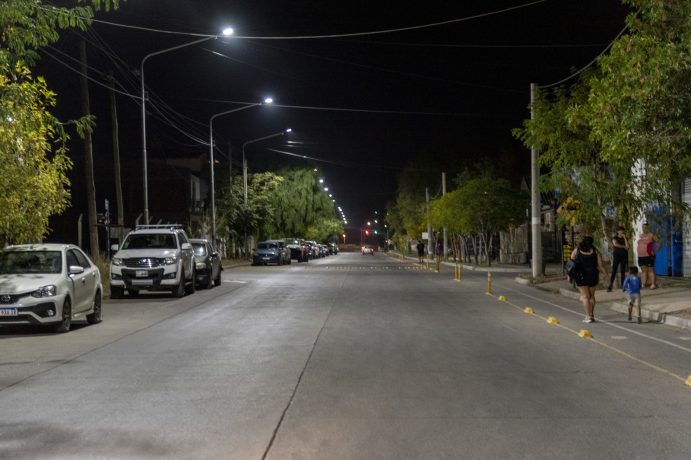 La iluminación LED llegó a todo Unión de Mayo y en seis meses se completarán todos los barrios de la ciudad