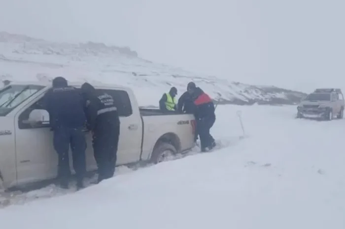 Familia chilena no respetó la orden de no avanzar en la RP 13 y debió ser rescatada